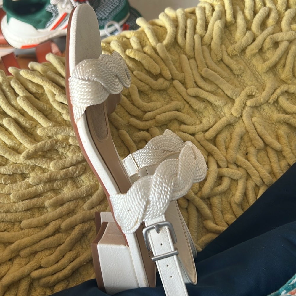 Cute white dress sandals - Picture 9 of 11